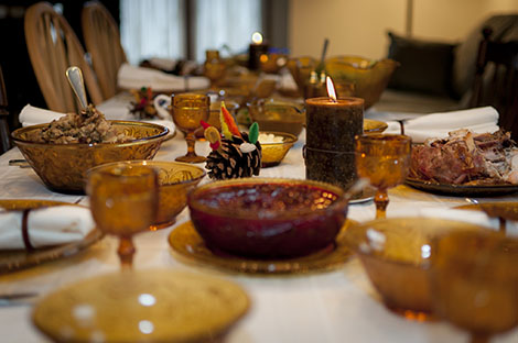 Photo of Thanksgiving table, openly licensed from Flickr